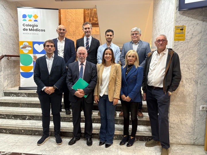 El director general de Acción Exterior y Cooperación, Juan José Almela, y el presidente del Colegio de Médicos, Francisco Miralles, junto con representantes...