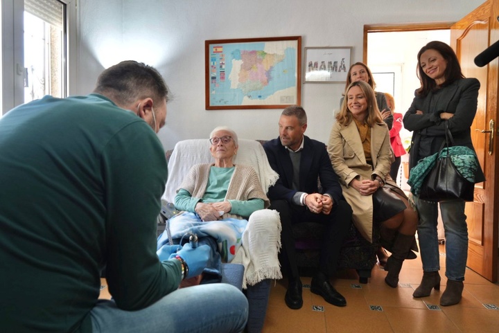 La consejera de Política Social, Familias e Igualdad, Conchita Ruiz, junto con el alcalde de Caravaca de la Cruz, José Francisco García, durante ...