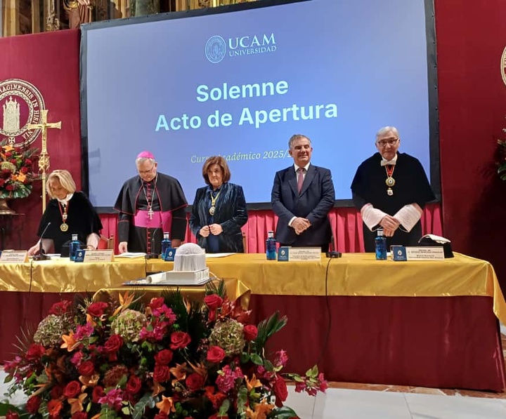 El consejero, Juan María Vázquez, junto con la presidenta de la UCAM, María Dolores García durante el acto académico de apertura del curso 2025-2026