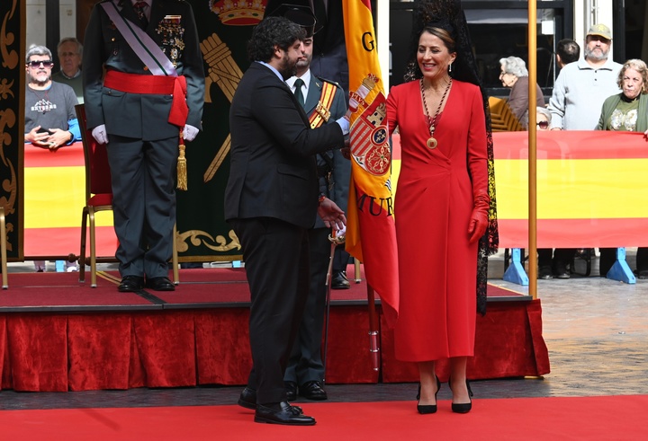 El presidente López Miras, junto a la empresaria Encarna Piñero, que ha sido la madrina de la entrega de la bandera a la Guardia Civil