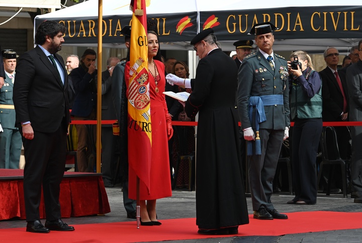 El presidente López Miras, junto a la empresaria Encarna Piñero, que ha sido la madrina de la entrega de la bandera a la Guardia Civil (2)