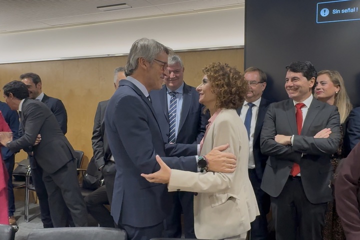 El consejero de Economía, Hacienda, Fondos Europeos uy Transformación Digital, Luis Alberto Marín, saluda a la ministra de Hacienda, María Jesús Montero