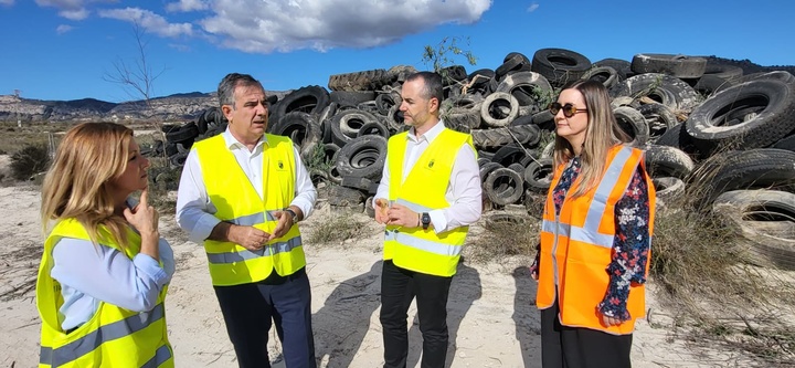 El consejero de Medio Ambiente, Universidades, Investigación y Mar Menor, Juan María Vázquez, junto con la alcaldesa de Campos del Río, María José Pérez, y el director general de Medio Ambiente, Juan Antonio Mata (2).
