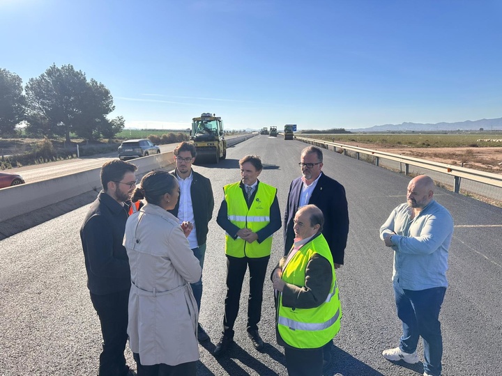 El consejero de Fomento e Infraestructuras, Jorge García Montoro, supervisa las obras de reasfaltado de la autovía que conecta Alhama de Murcia con Mazarrón RM-23.