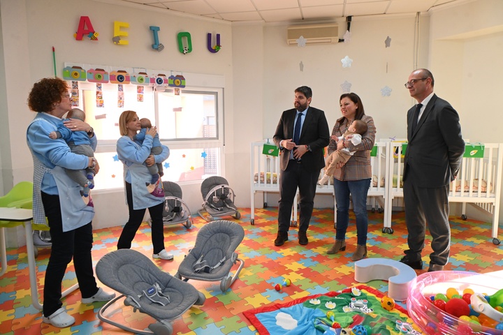 El jefe del Ejecutivo autonómico, Fernando López Miras, visita la Escuela Municipal de Educación Infantil de Fortuna, acompañado por la alcaldesa del municipio, Catalina Herrero (2)