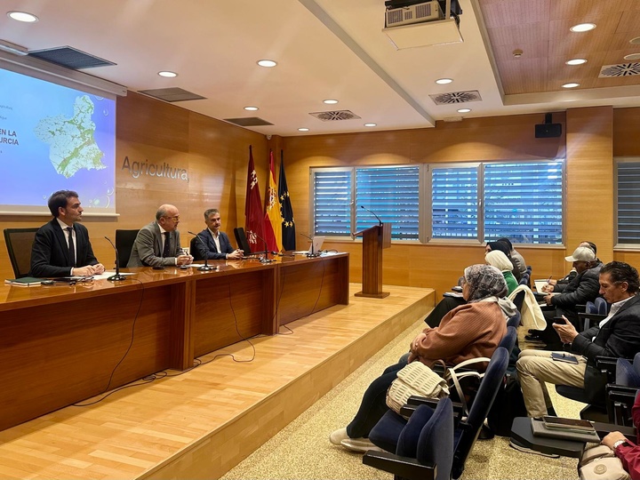 El secretario general de la Consejería de Agricultura, junto al director general  de Acción Exterior y Cooperación, reciben a la delegación del Gobierno de Egipto.
