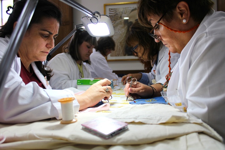 Participantes en la formación del bordado.