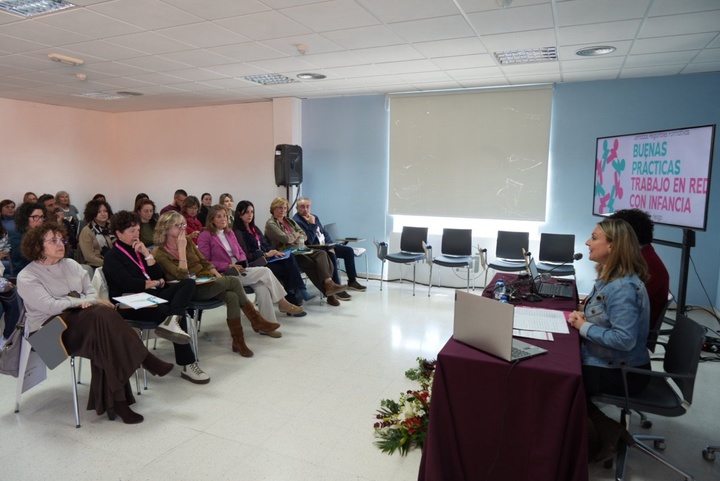 La consejera de Política Social pone en valor la cooperación para reforzar la protección de la infancia en riesgo