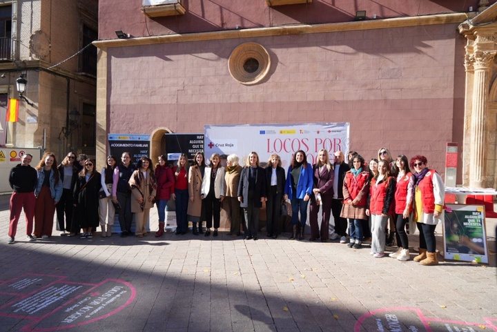 La consejera de Política Social, Conchita Ruiz, promueve el acogimiento familiar en la presentación de la campaña `Locos por acoger´, impulsada por la Comunidad y Cruz Roja