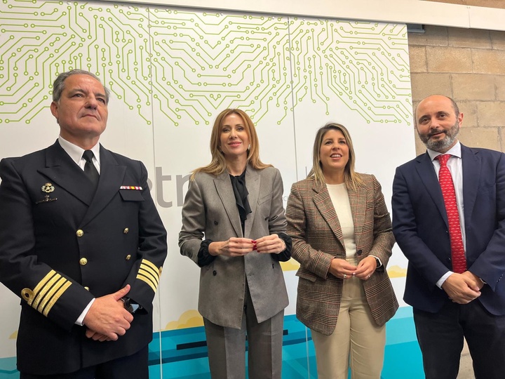 La consejera de Empresa, Empleo y Economía Social, Marisa López Aragón, junto con el capitán de navío, Juan Manuel Torrijos, la alcaldesa de Cartagena,...