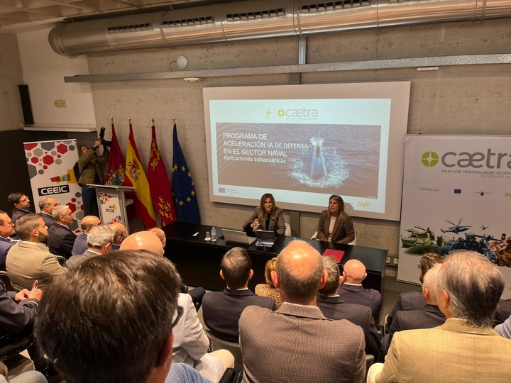 La consejera de Empresa, Empleo y Economía Social, Marisa López Aragón, junto con la alcaldesa de Cartagena, Noelia Arroyo, durante la presentación.