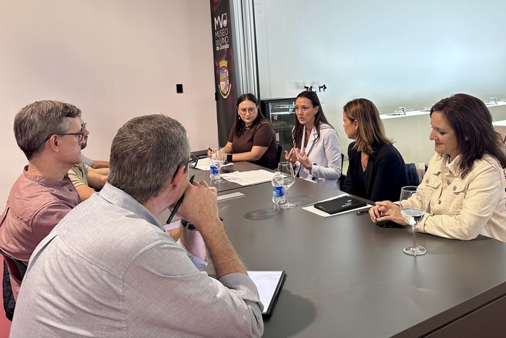 La consejera de Turismo, Cultura, Juventud y Deportes, Carmen Conesa, y la directora de Competitividad y Calidad Turísticas, Eva Reverte, en la reunión en la que se anunciaron las ayudas para alojamientos turísticos en bodegas.