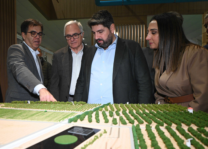 El presidente de la Comunidad, Fernando López Miras, en la Feria Internacional de Producción y Tecnología Agrícola (Hortifruit) 2025, celebrada en...