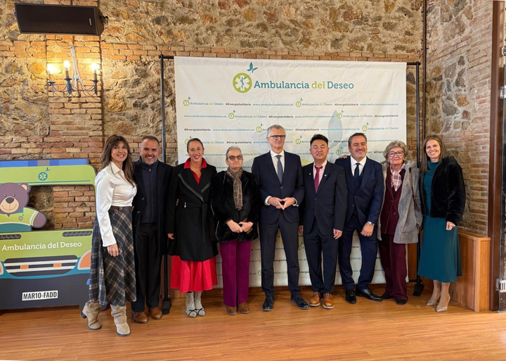 Salud respalda la labor de humanización de la asistencia sanitaria que realiza la Fundación Ambulancia del Deseo (2)