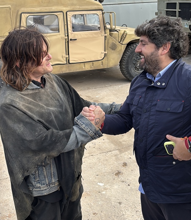 El presidente de la Comunidad, Fernando López Miras, asistió al rodaje de la cuarta temporada de 'The Walking Dead: Daryl Dixon' en el Puerto de Escombreras (Cartagena).