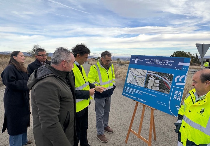 El consejero de Fomento e Infraestructuras, Jorge García Montoro, acompañado del alcalde de Moratalla, Juan Soria, en la carretera RM-715 que ha ...