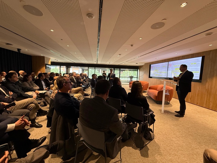 El director general de Ordenación del Territorio y Arquitectura, Javier Rollán, durante su intervención en la ponencia 'Medidas de Simplificación Administrativa. Aspectos en materia urbanística' en la jornada organizada por APIRM