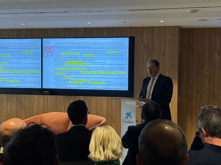 El director general de Ordenación del Territorio y Arquitectura, Javier Rollán, durante su intervención en la ponencia 'Medidas de Simplificación...