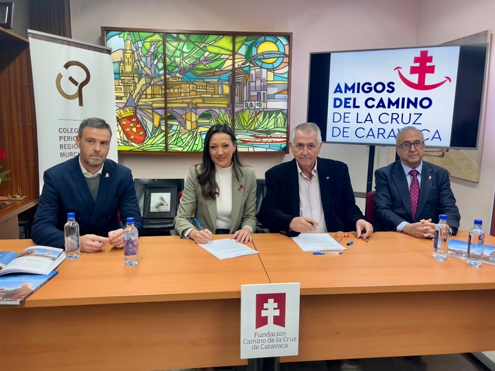 La consejera y el decano del Colegio de Periodistas firman el convenio ante el alcalde de Caravaca dy el hermano mayor de la Cofradía de la Vera Cruz.