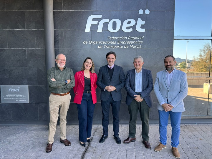 El consejero de Fomento e Infraestructuras, Jorge García Montoro, acompañado del presidente de FROET, Pedro Díaz, durante un encuentro para hablar de las principales novedades del transporte interurbano de la Región de Murcia