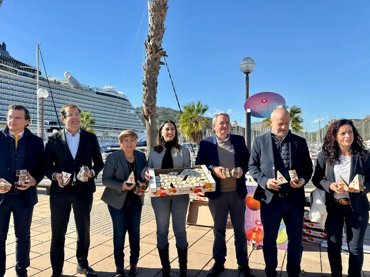 Imágenes de la consejera Sara Rubira en el reparto de uva de mesa que se ha realizado entre los cuceristas llegados este martes al  Puerto de Cartagena