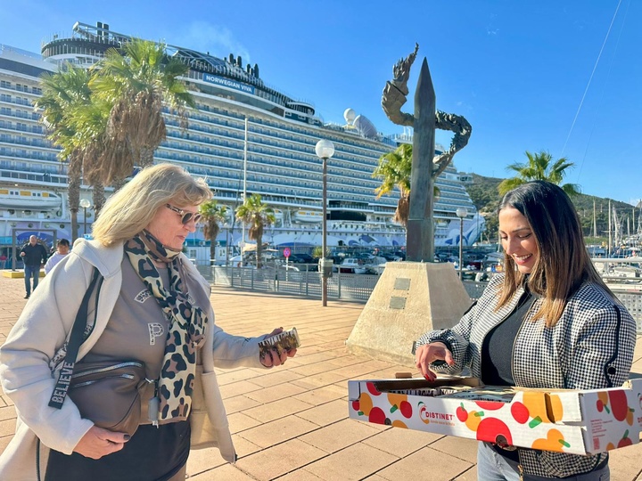 Imágenes de la consejera Sara Rubira en el reparto de uva de mesa que se ha realizado entre los cuceristas llegados este martes al Puerto de Cartagena