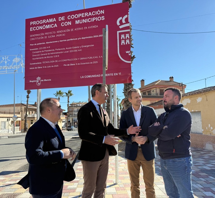 El consejero de Presidencia, Portavocía, Acción Exterior y Emergencias, Marcos Ortuño, y el director general de Administración Local, Francisco Abril, junto con el concejal de Pedanías y Vertebración Territorial del Ayuntamiento de Murcia, Marco Antonio Fernández, y el alcalde pedáneo de Sucina, David García, durante la visita realizada hoy a Sucina.