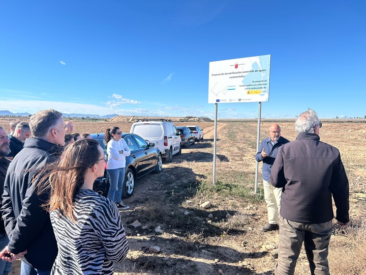 El director general del Mar Menor durante la visita a la parcela donde se van a instalar los pilotos para llevar a cabo las pruebas para el desarrollo de la compra pública innovadora puesta en marcha por el Gobierno regional en colaboración con CDTI con el objetivo de desarrollar una tecnología eficiente para la desnitrificación de las aguas continentales en el Mar Menor.