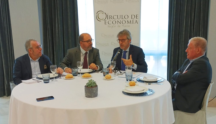 El Gobierno regional defiende el modelo económico "de moderación fiscal y simplificación administrativa" ante casi medio centenar de economistas, empresarios y directivos