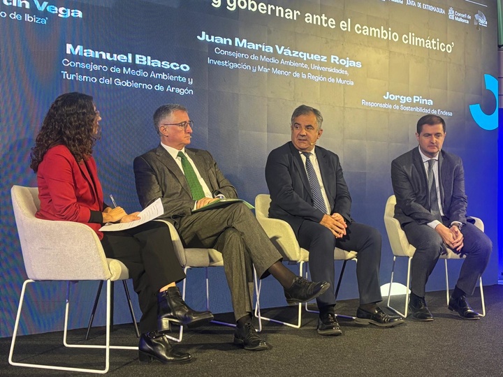 El consejero de Medio Ambiente, Universidades, Investigación y Mar Menor, Juan María Vázquez, durante su intervención en la mesa redonda 'La responsabilidad...