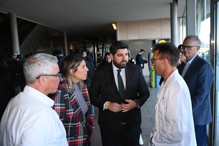 El presidente del Gobierno regional, Fernando López Miras, visita el hospital Santa Lucía/2