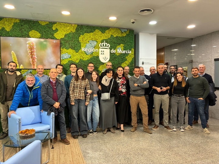 La secretaria autonómica de Energía, Sostenibilidad y Acción Climática, María Cruz Ferreira, junto a los asistentes a la jornada técnica 'Retos y oportunidades pinares Pinus halepensis en semiárido'