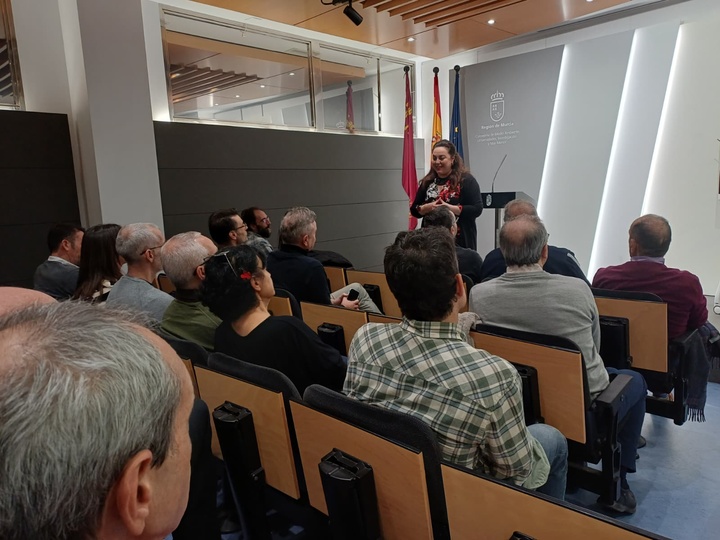 La secretaria autonómica de Energía, Sostenibilidad y Acción Climática, María Cruz Ferreira, junto a los asistentes a la jornada técnica 'Retos y oportunidades pinares Pinus halepensis en semiárido' (2)
