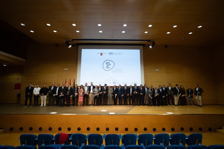 Foto de familia de los premiados en los III Premios de Obra Civil de la Región de Murcia 
