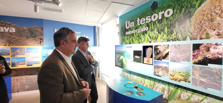 El consejero de Medio Ambiente, Universidades, Investigación y Mar Menor, Juan María Vázquez, visita junto con el alcalde de San Pedro del Pinatar,...