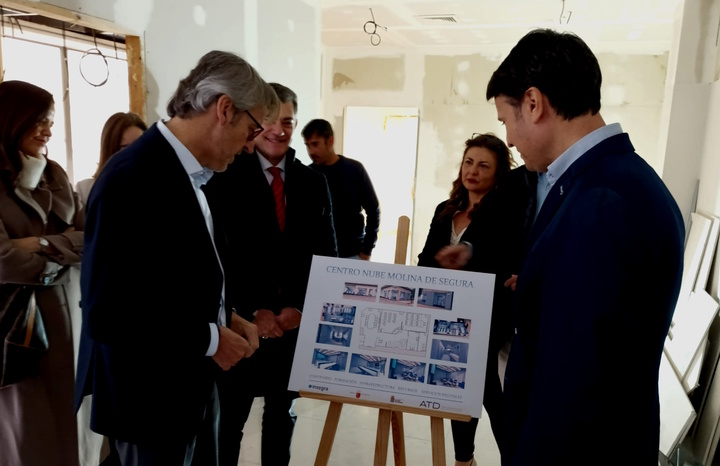 El consejero de Economía, Hacienda, Fondos Europeos y Transformación Digital, Luis Alberto Marín, visita las obras del futuro Centro Nube de Molina de Segura junto con el alcalde de la localidad, José Ángel Alfonso