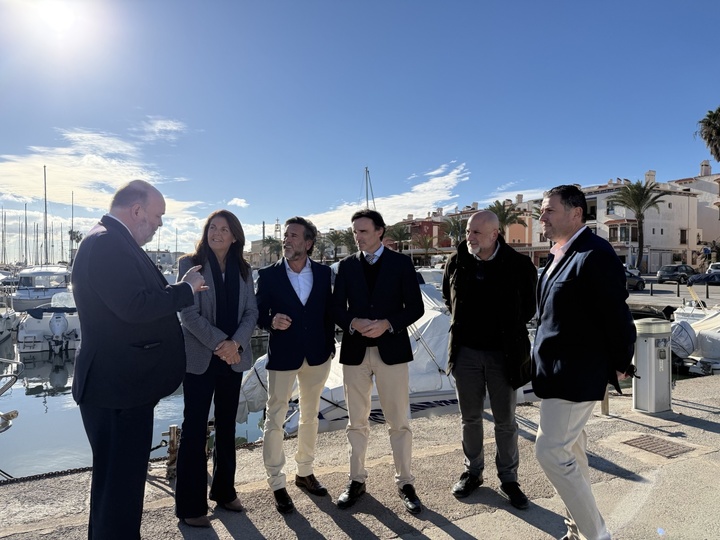 El consejero de Fomento e Infraestructuras, Jorge García Montoro, durante la visita a las obras del puerto de Cabo de Palos