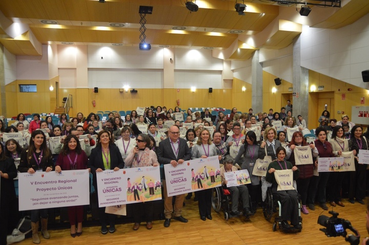 La consejera de Política Social, Familias e Igualdad, Conchita Ruiz, junto con el presidente de Cermi, Pedro Martínez, firma el convenio que permitirá desarrollar el `Programa Mujer´