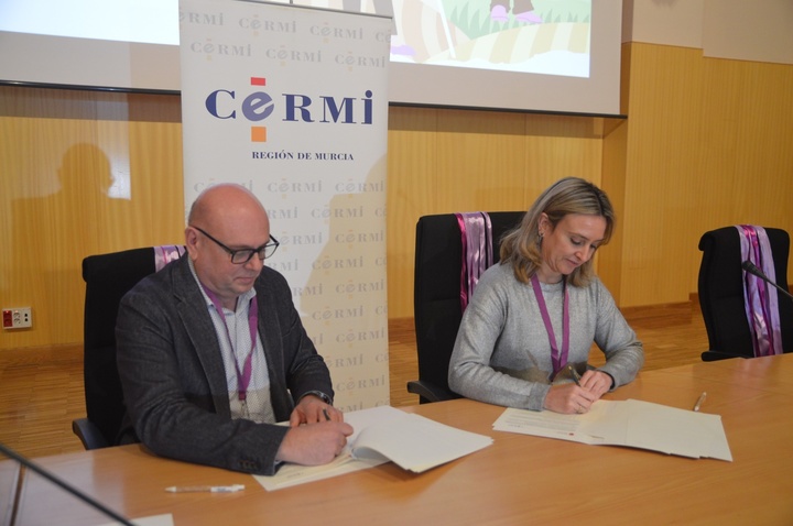 La consejera de Política Social, Familias e Igualdad, Conchita Ruiz, junto con el presidente de Cermi, Pedro Martínez, firma el convenio que permitirá desarrollar el `Programa Mujer´ (1)