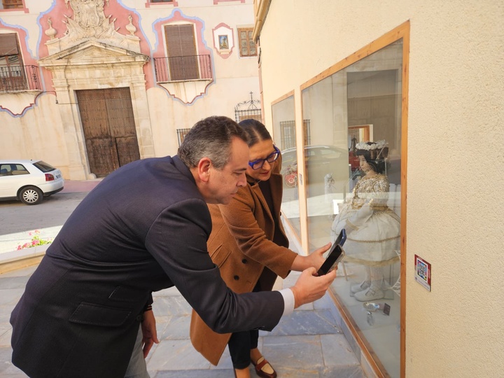 La directora de Competitividad y Calidad Turísticas, Eva Reverte, y el alcalde, José Antonio Blasco, en uno de los hitos informativos.