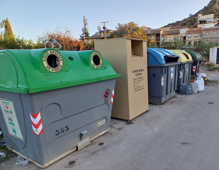 Contenedores de reciclaje en la pedanía murciana de Monteagudo.