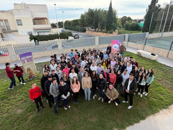 La consejera de Turismo, Cultura, Juventud y Deportes, Carmen Conesa, visitó el encuentro formativo de Corresponsales Juveniles en San Pedro del ...