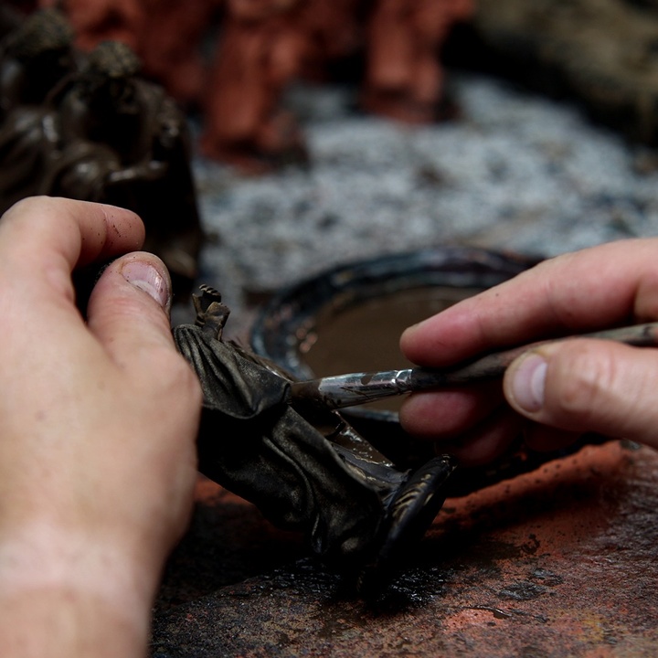 Artesano belenista durante el moldeado de una figura.