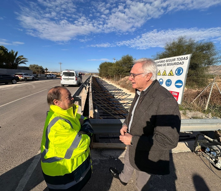 El director general de Carreteras, Francisco Carrillo, supervisa la obra de emergencia que se está realizando en la RM-F26