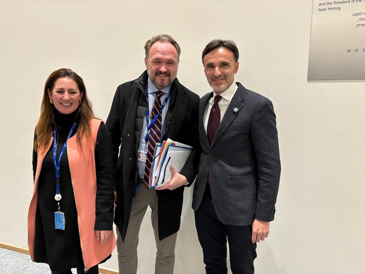 El consejero de Fomento e Infraestructuras, Jorge García Montoro, junto a la eurodiputada, Maravillas Abadía y el comisario europeo de Vivienda, Dan Jørgensen, en el Parlamento Europeo