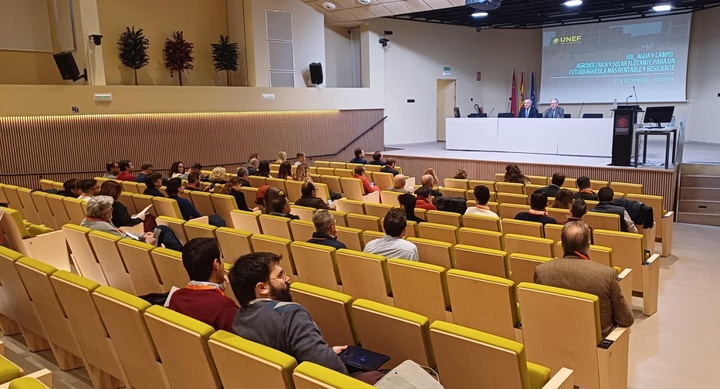 El consejero de Medio Ambiente, Universidades, Investigación y Mar Menor, Juan María Vázquez, junto con el  director general de la Unión Española Fotovoltaica (UNEF), José Donoso, durante la jornada 'Sol, agua y campo: agrovoltaica y solar flotante para un futuro agrícola más rentable y resiliente'.