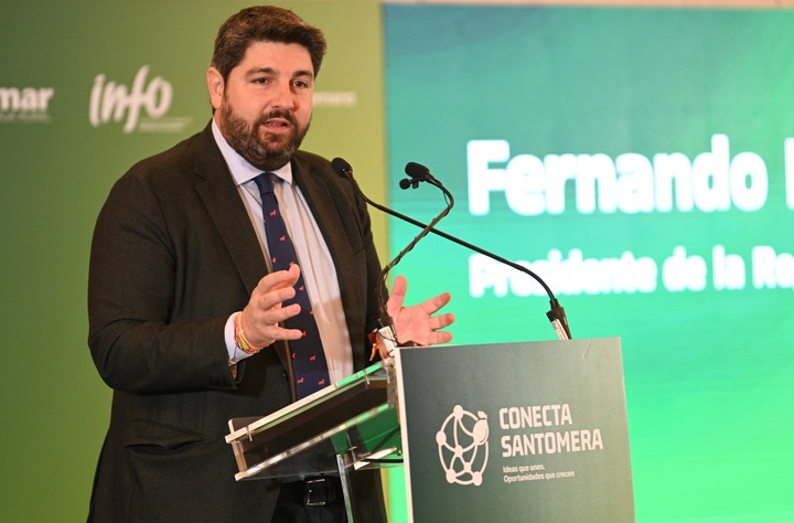 El presidente de la Comunidad, Fernando López Miras, inauguró hoy el Foro 'Conecta Santomera 2025' (2)