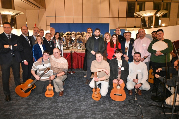 López Miras participa en la inauguración del belén de la Región de Murcia instalado por cuarto año consecutivo en el Parlamento Europeo