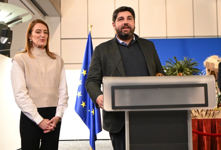 El presidente de la Comunidad, junto a la presidenta del Parlamento Europeo, Roberta Metsola, durante la inauguración del belén tradicional instalado en el Parlamento Europeo