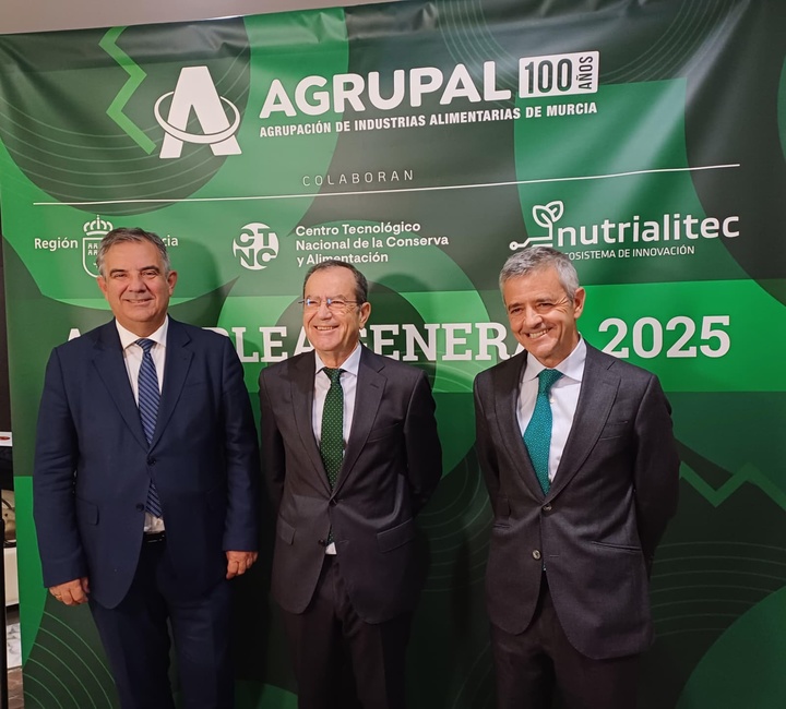 El consejero de Medio Ambiente, Universidades, Investigación y Mar Menor, Juan María Vázquez, junto con el presidente de Agrupal, José García, y el director de Cambio Climático y Alianzas de Iberdrola, Gonzalo Saenz.